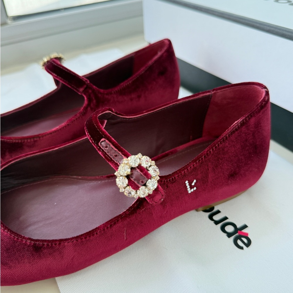 larroude flats amazing condition.